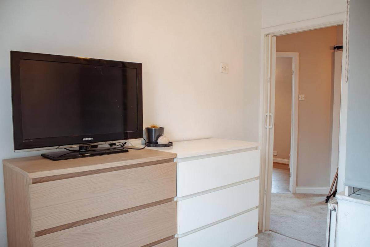 Modern 1-Bed House With Parking Near Kirkstall Villa Horsforth Dış mekan fotoğraf